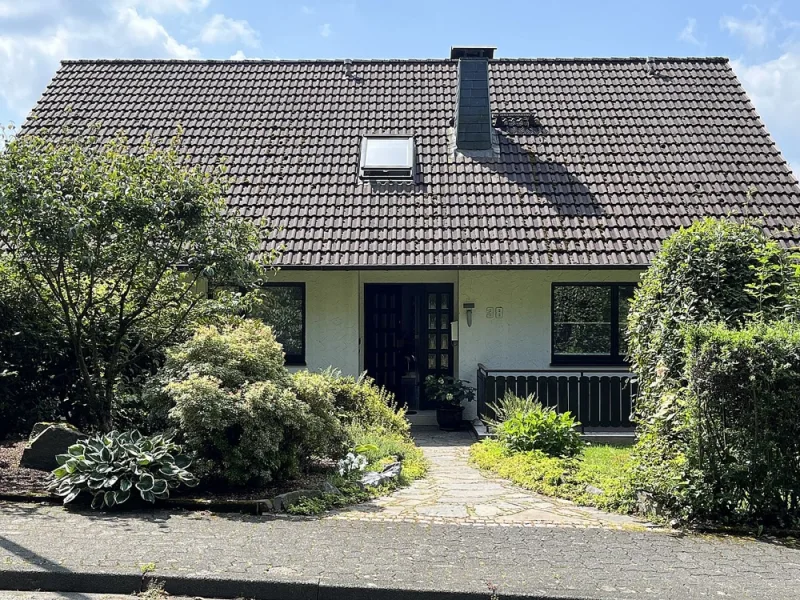 Ansicht von der Straße - Haus kaufen in Reichshof / Denklingen - Familienfreundlich & top gepflegt: Ihr neues Zuhause mit Gartenidylle in Reichshof-Denklingen!