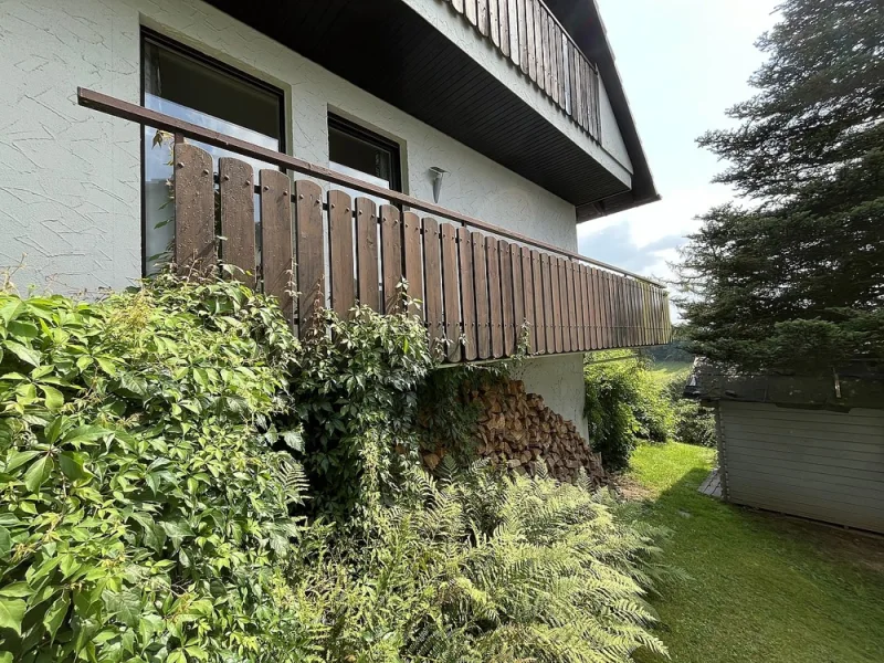 Holzlager unter dem Balkon