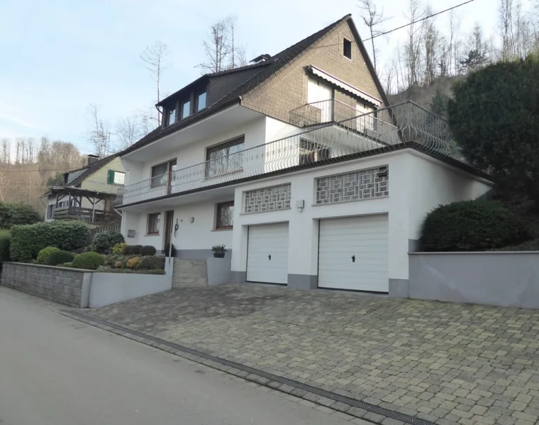 Ansicht von der Straße - Haus kaufen in Gummersbach / Derschlag - Gepflegtes Zweifamilienhaus, auch perfekt für eine Großfamilie oder Mehrgenerationenwohnen