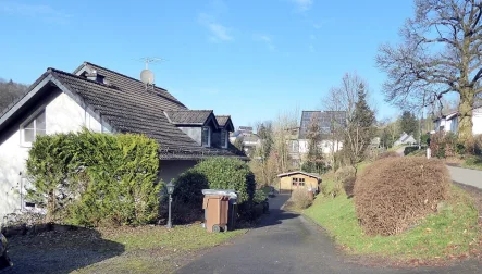 Zugang zum sonnig gelegenen Haus - Wohnung mieten in Marienheide / Obernhagen - Ein Traum: frisch renoviertes Appartement mit Terrasse, herrlich im Grünen gelegen