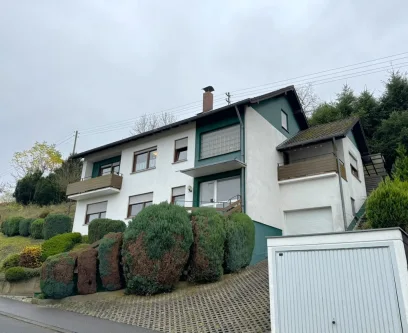 Straßenansicht - Haus kaufen in Burgbrohl - Großzügiges Einfamilienhaus in ruhiger Lage