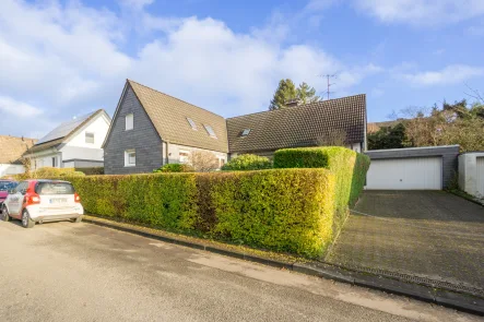 Ansicht (1) - Haus kaufen in Remscheid - Zweifamilienhaus in begehrter Wohnlage von Remscheid-Westhausen