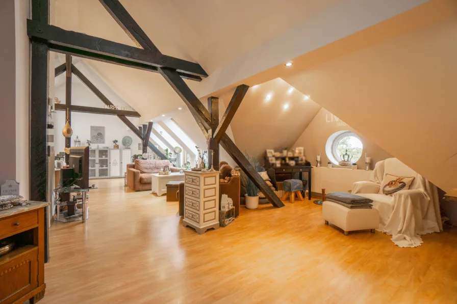 Wohnzimmer (2) - Wohnung kaufen in Remscheid - Schnuckelige Atelierwohnung mit Weitblickin zentraler Stadtparklage
