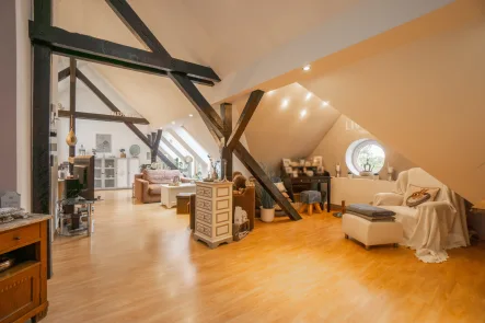 Wohnzimmer (2) - Wohnung kaufen in Remscheid - Schnuckelige Atelierwohnung mit Weitblickin zentraler Stadtparklage