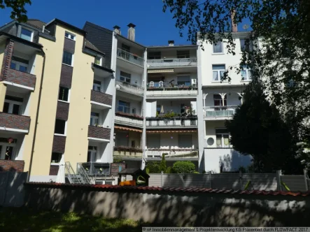 Hausansicht Rückseite - mittleres Haus, - Wohnung kaufen in Remscheid - Große Hochparterre-Wohnung mit 2 Balkonen + Gartenanteil zur Alleinnutzung! Direkt angrenzend an die schöne Werkzeugtrasse!