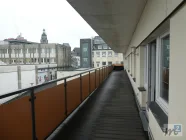 Balkon mit Blick zum Rathaus + Fußgängerzone