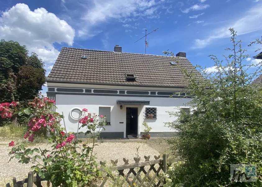 EFH-Ansicht - Haus kaufen in Düsseldorf - Schönes Entwicklungsobjekt in Düsseldorf