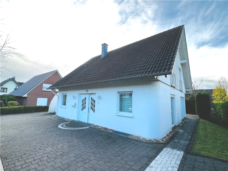 Außenansicht - Haus kaufen in Möhnesee - Modernes Einfamilienhaus in einer Toplage von Möhnesee-Delecke!