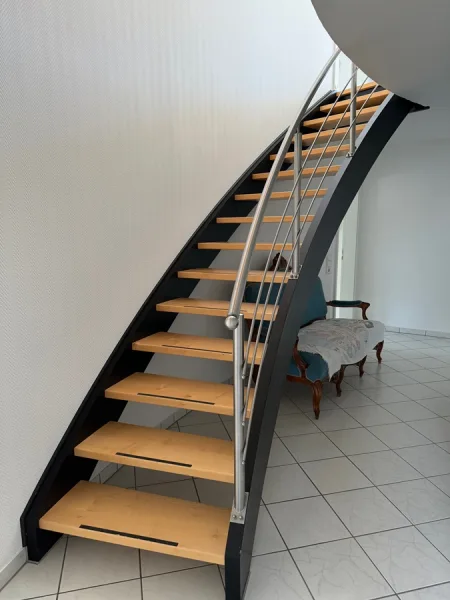 Treppe vom 2.OG ins DG