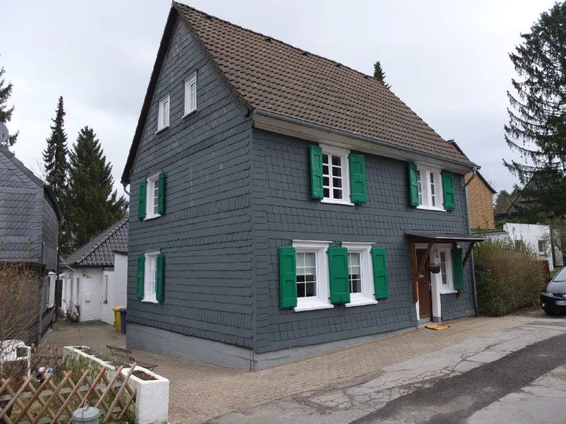 Hausansicht - Haus kaufen in Solingen - Kleines Fachwerkhaus - privater Wohlfühlort für 1-2 Personen!