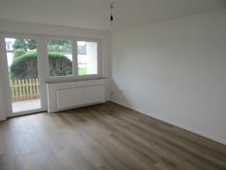 Wohnzimmer - Wohnung mieten in Solingen - Renovierte 2-Zimmer-Wohnung mit Balkon. Garage steht auf Wunsch zur Verfügung!