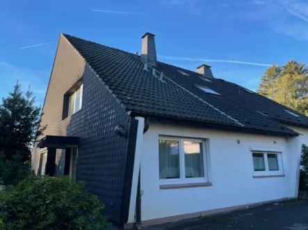 Ansicht vorne - Haus kaufen in Solingen - Doppelhaushälfte mit schönem Garten in bester Lage der Solinger-Südstadt.