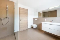 Modernes Bad mit Dusche