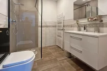 Teilweise sanierte Badezimmer