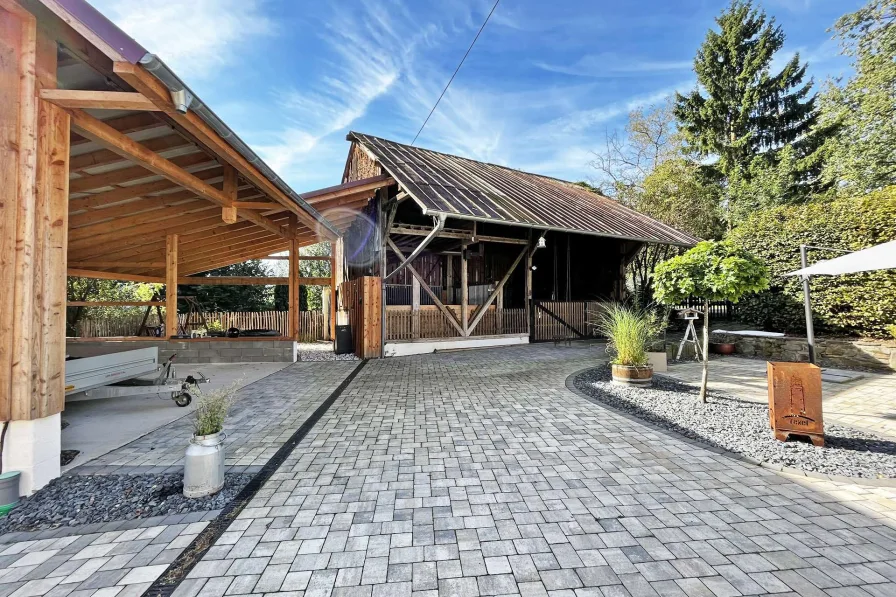 Hof mit Grillplatz und Carport