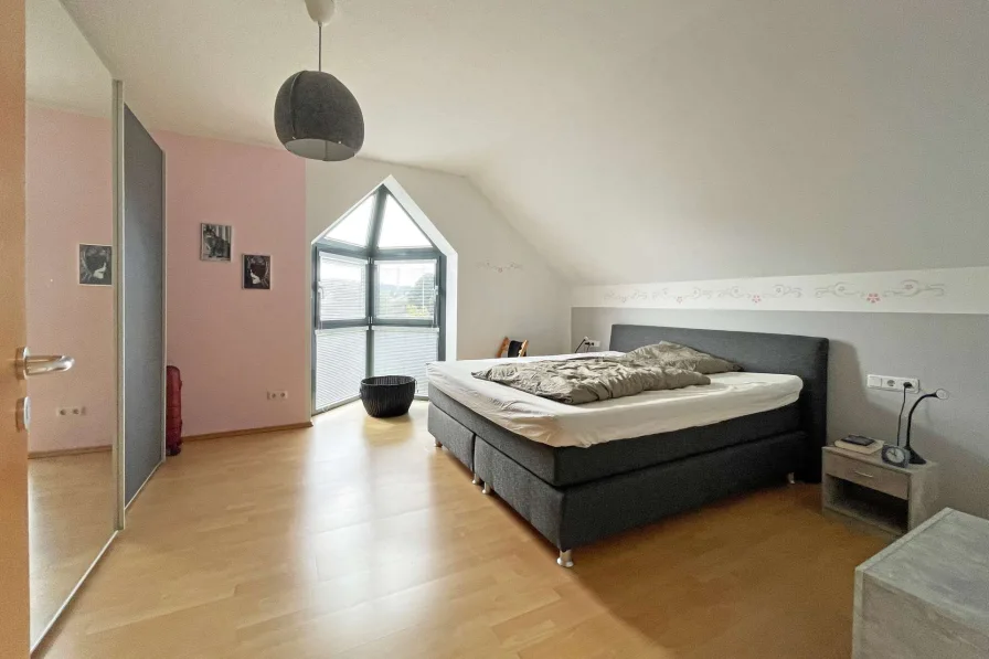 Großzügiges Schlafzimmer