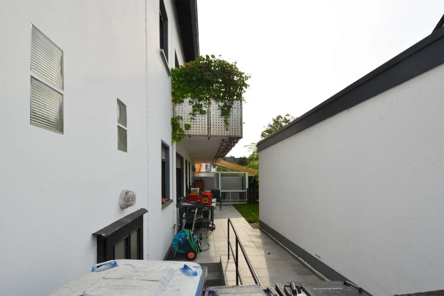 Terrasse EG und Balkon 1. OG