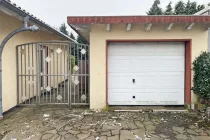 Garage mit Zufahrt und Terassentor