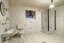 Großes Badezimmer im Keller