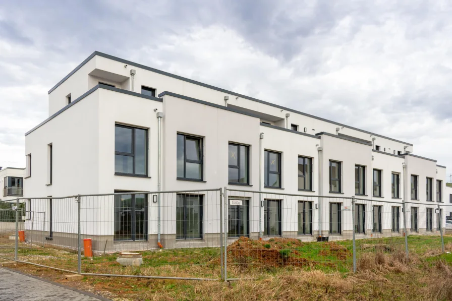 Rückansicht 1 - Haus kaufen in Trier - Top Wohnlage Tarforster Höhe BU 14  - Passivhäuser mit schöner Dachterrasse, KFW 40 Familenförderung möglich  