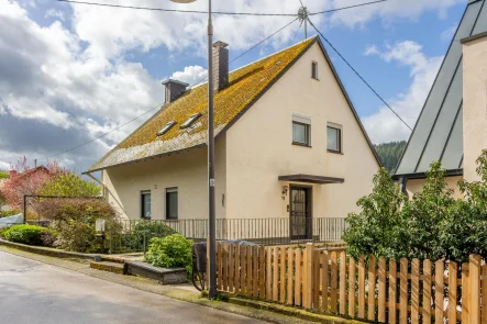 Ansicht 2 - Haus kaufen in Kasel - Freistehendes Wohnhaus mit tollem Blick in schöner Randlage Kasel 