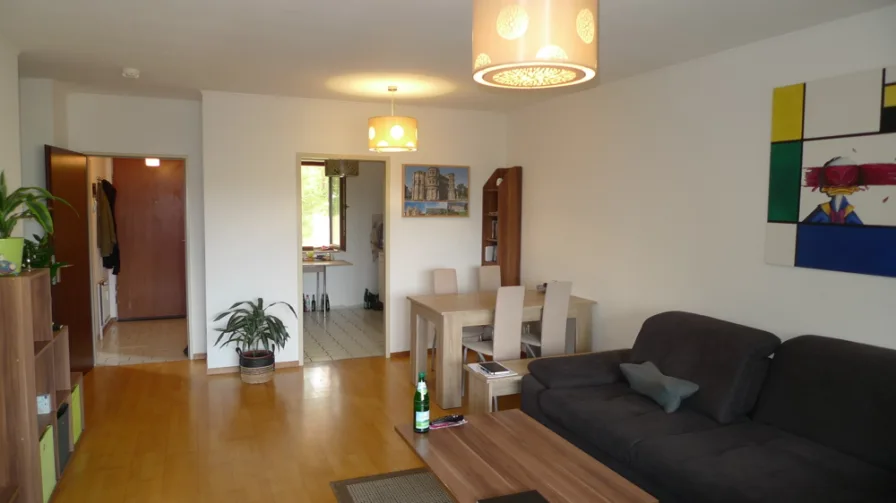 Wohnzimmer - Wohnung kaufen in Trier / Tarforst - 3 Zimmer-Whg. mit Balkon und TG Stellplatz