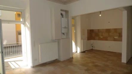 Wohnraum mit Küche - Wohnung mieten in Trier - 2-Zimmer-Wohnung im EG mit Balkon