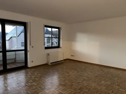 Wohnzimmer - Wohnung mieten in Trier / Heiligkreuz - Renovierte 3-Zimmer-Wohnung mit Balkon und Tiefgaragenstellplatz in Trier-Heiligkreuz