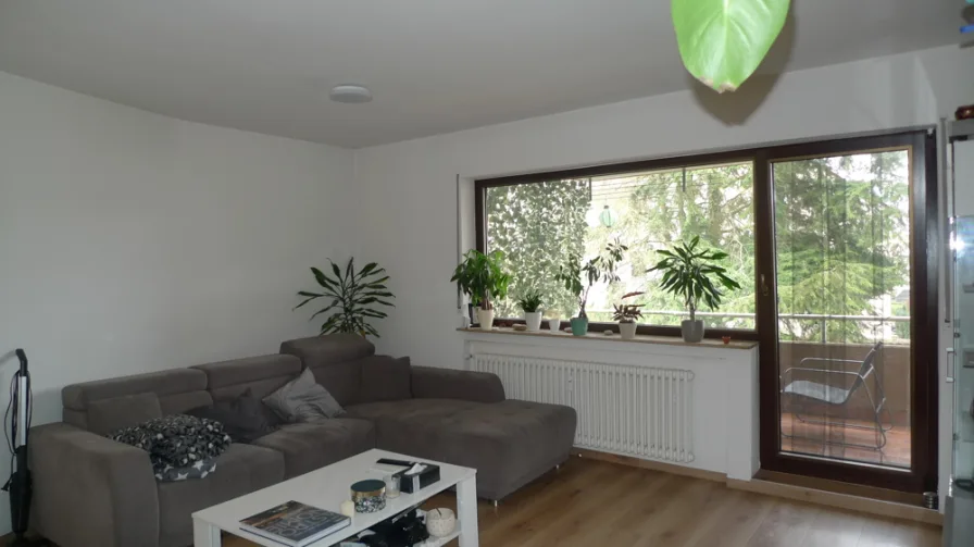 Wohnzimmer mit Zugang zum Balkon - Wohnung mieten in Trier - Schöne 3 Zimmer mit großem Balkon und TG-Stellplatz!