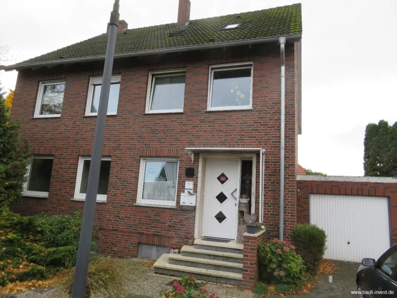 Straßenansicht - Haus kaufen in Greven - *Teilrenoviertes Dreifamilienhaus mit Garage, überdachter Terrasse und Balkon in Greven-Reckenfeld*