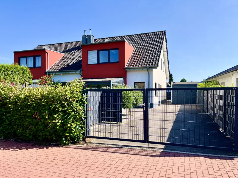 Straßenansicht - Haus kaufen in Duisburg - LAGE, LAGE, ENERGIEKLASSE in Baerl 