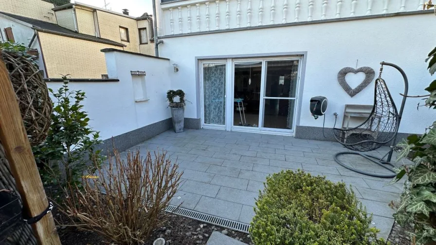 Terrasse am Haus - Wohnung kaufen in Duisburg - Moderne 5-Zimmer-ETW im 2-FMH in Duisburg Baerl  Ideal für Familien!