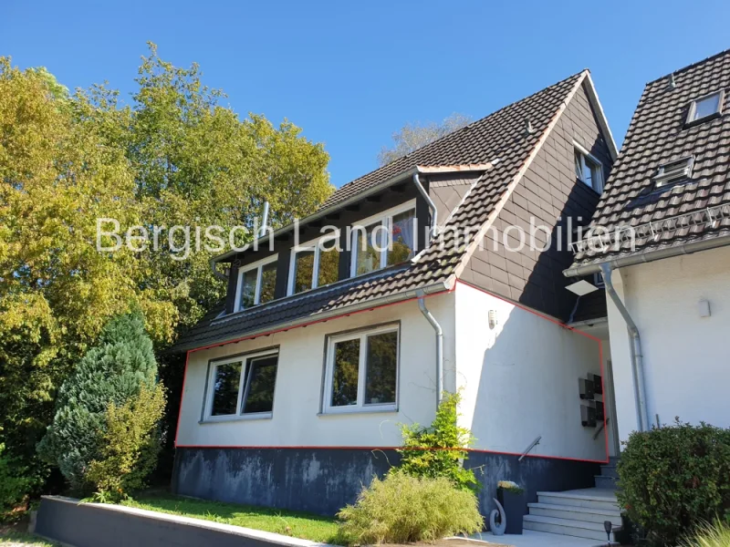 Hausansicht  - Wohnung kaufen in Gummersbach-Hülsenbusch - Interessante Erdgeschosswohnung in Gummersbach!