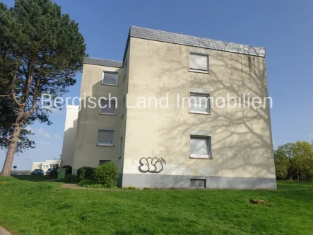 Hausansicht - Wohnung mieten in Wiehl - Zentrale 3-Zimmerwohnung mit Balkon in Drabenderhöhe!