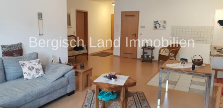 Wohn-/Essbereich mit angrenzender Küche  - Wohnung mieten in Much - *** Gepflegte Zwei-Zimmer-Wohnung mit guter Verkehrsanbindung ***