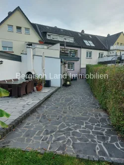 Ansicht von hinten - Haus kaufen in Köln / Brück - *** Vielseitig nutzbares Mehrfamilienhaus mit 3 Wohneinheiten ~ perfekt gelegen in Köln Brück ***