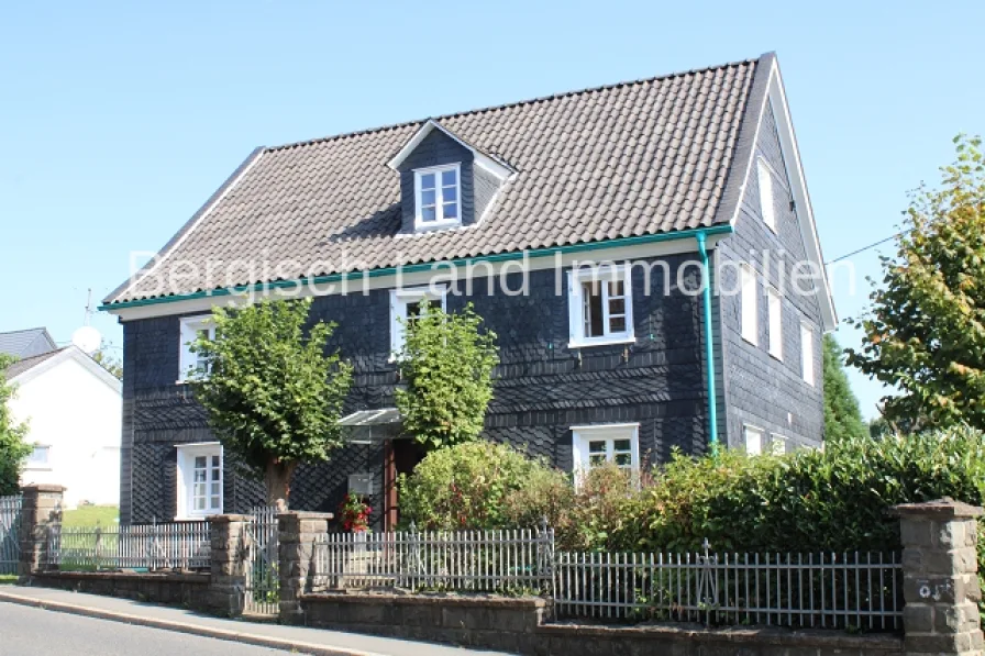 Hausansicht vorne - Haus mieten in Wiehl - Drabenderhöhe - *** Schönes Fachwerkhaus im Oberbergischen mit Garten und Teich ***