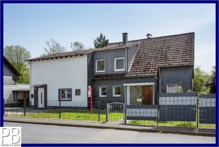 Straßenansicht - Haus kaufen in Wuppertal - Freistehendes Ein- /Zweifamilienhaus in grüner Lage von Ronsdorf