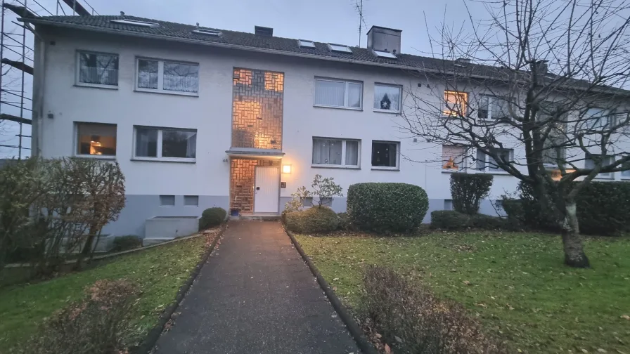 Hausansicht - Wohnung mieten in Wuppertal - Ruhig und doch zentral! 1-Zimmerwohnung in Wuppertal-Oberbarmen mit Balkon und tollem Ausblick