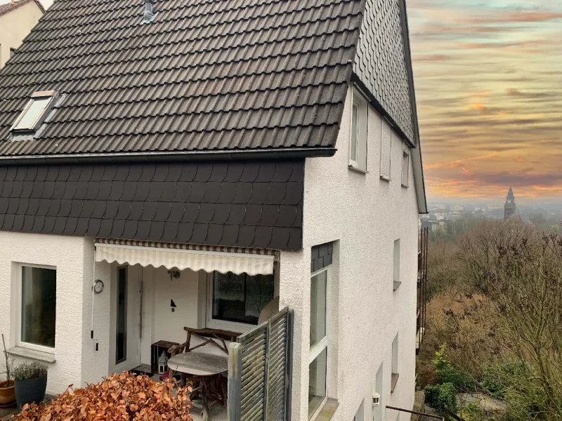 Hausansicht - Haus kaufen in Wuppertal - TRAUMHAFTE AUSSICHTEN! 2-3 PARTEIENHAUS IN HERVORRAGENDER HÖHENLAGE IN WUPPERTAL-LANGERFELD 