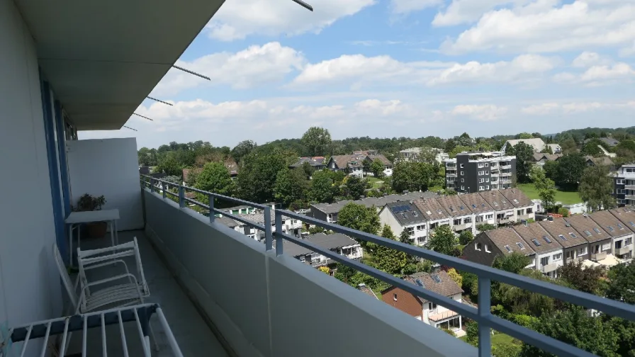  - Wohnung kaufen in Wuppertal - 3-ZIMMER-WOHNUNG MIT GROßEM BALKON UND AUSBLICK ÜBERS TAL SOWIE EIGENEM STELLPLATZ