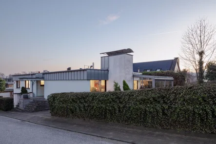 Hausansicht - Haus kaufen in Bergheim - Architektenhaus in guter Lage sucht eine Familie !