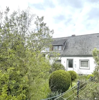 Vorderansicht - Haus kaufen in Bremen - Kleines Schmuckstück mit großem Sonnengarten sucht Handwerker ...