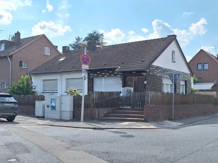 Hausansicht - Haus kaufen in Frechen - Teilvermietetes Häuschen auf Erbpacht in Bachem