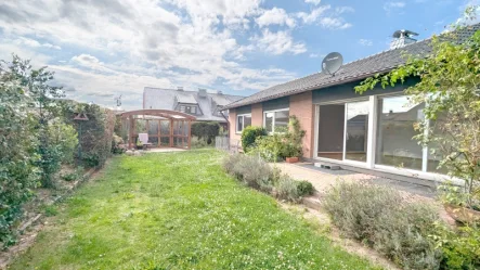 Gartenidyll - Haus kaufen in Niederkassel - Rarität - freistehender Bungalow in Lülsdorf!