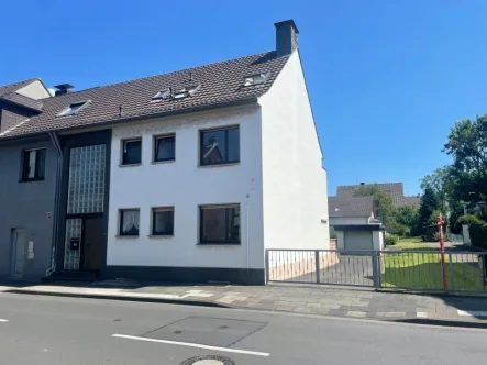 Vorderansicht - Haus kaufen in Köln - Mehrgenerationenhaus mit 2 Wohnungen