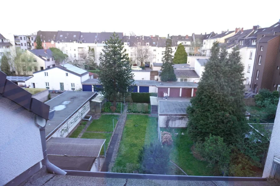 Ausblick vom Wohnbereich - Wohnung mieten in Leverkusen - Charmante Altbau-Dachgeschosswohnung!