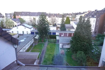 Ausblick vom Wohnbereich - Wohnung mieten in Leverkusen - Charmante Altbau-Dachgeschosswohnung mit Gartenanteil!
