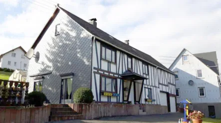 Ansicht Straße  - Haus kaufen in Derschen - Behagliches Fachwerkhaus mit tollem Neubaugrundstück
