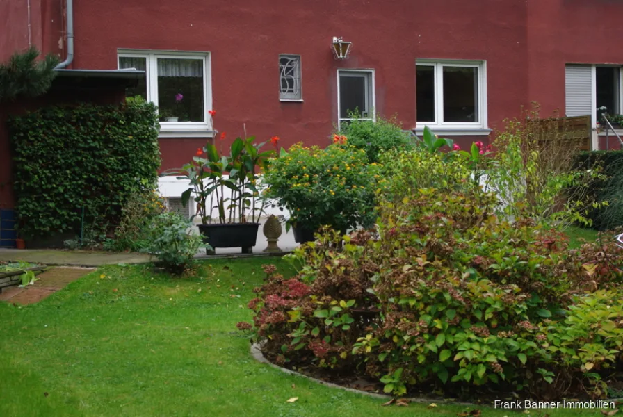 Gartenansicht mit Blumen